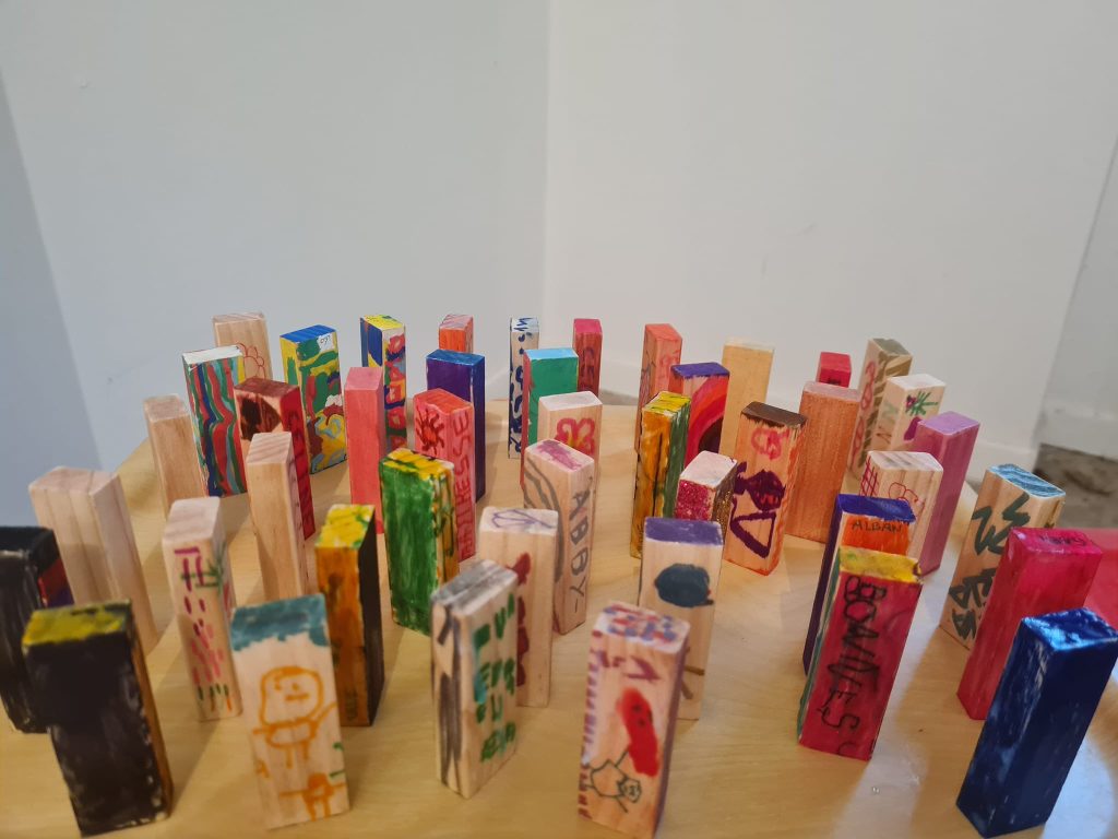 Briques posées colorés et personnalisés par les enfants