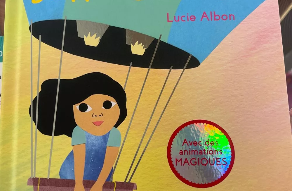 Une petite fille Volle dans une montgolfière