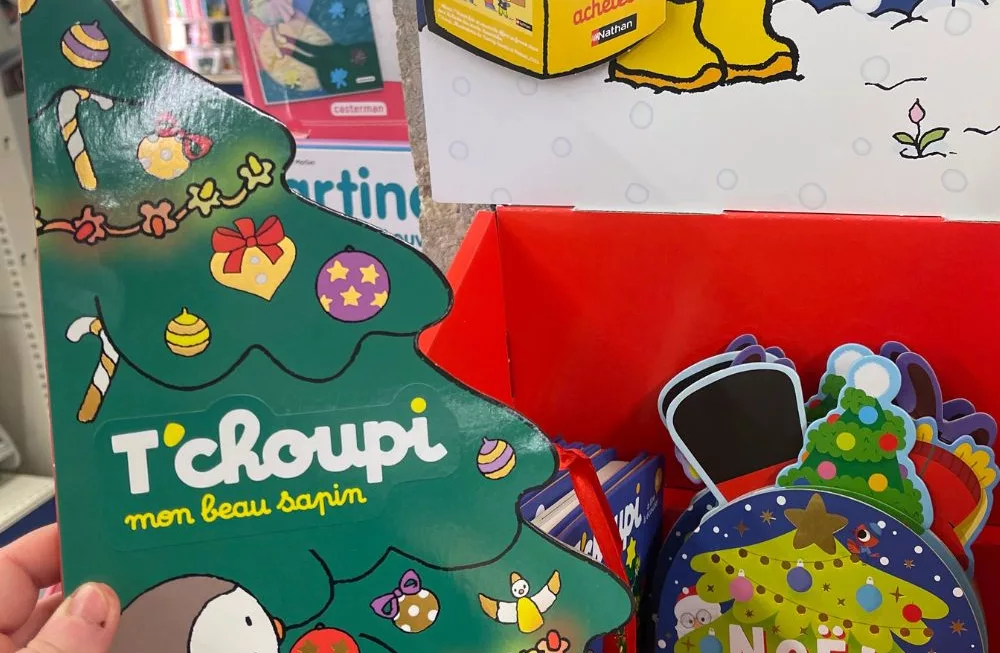 Un livre cartonné en forme de sapin