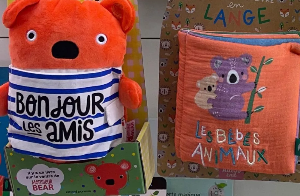 2 livres en tissus, un en forme de peluche, un carré en lange