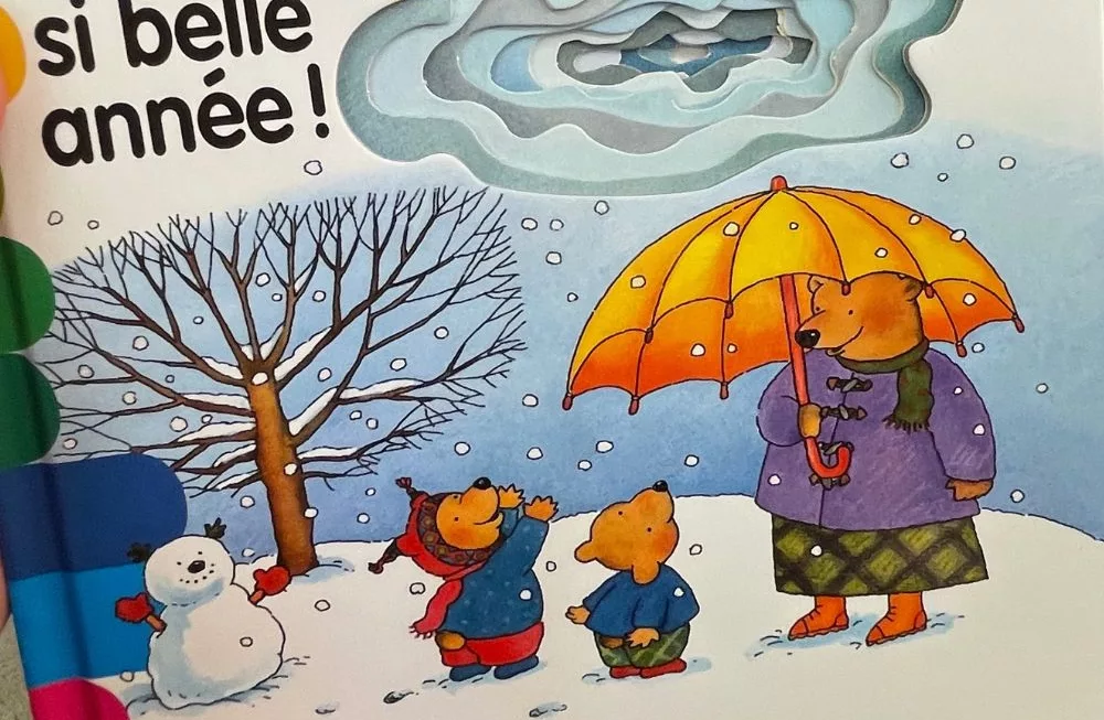 Une famille ourse dans un paysage enneige (c'est le nuage qui est en creux)