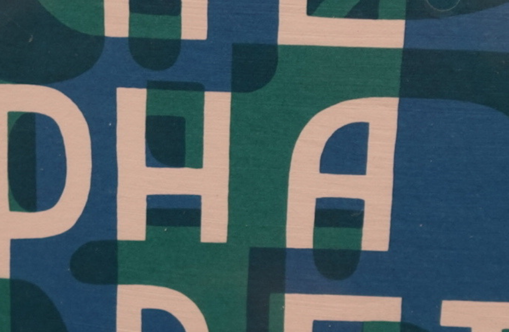 La couverture du livre avec le mot alphabet sur fond bleu et vert : travail graphique géométrique