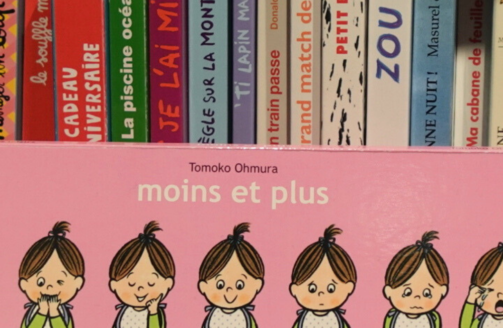 Un livre tout en longueur représentant sept enfants dessinés de la même manière avec des émotions différentes