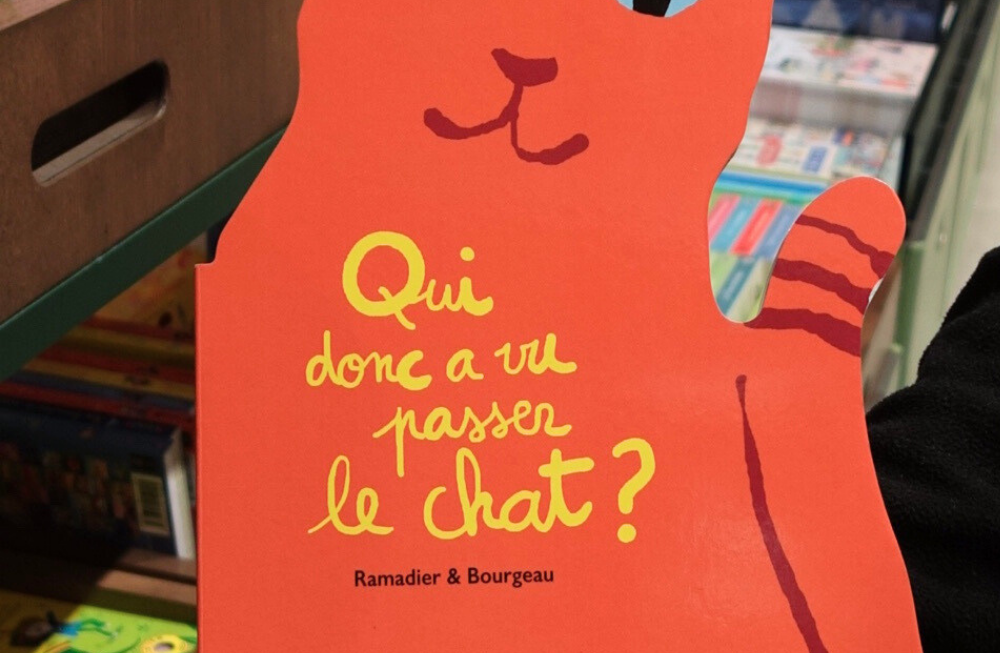 Un livre en forme de chat