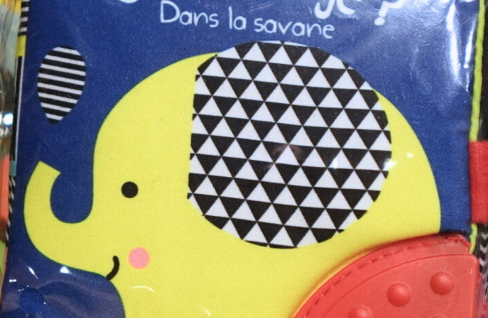 Un livre en tissu avec anneau de dentition