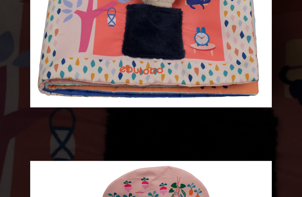 Un livre potager en tissu pop up avec une peluche lapin