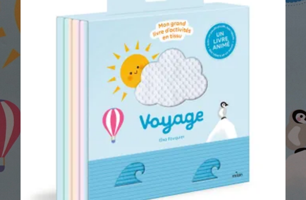 Un livre en tissu dans son emballage cartonné. Il y a un trou en forme de nuage qui laisse apparaitre le tissu et les vagues. L'illustration représente un paysage polaire avec un glacier, un pingouin, le ciel, un soleil et une montgolfière