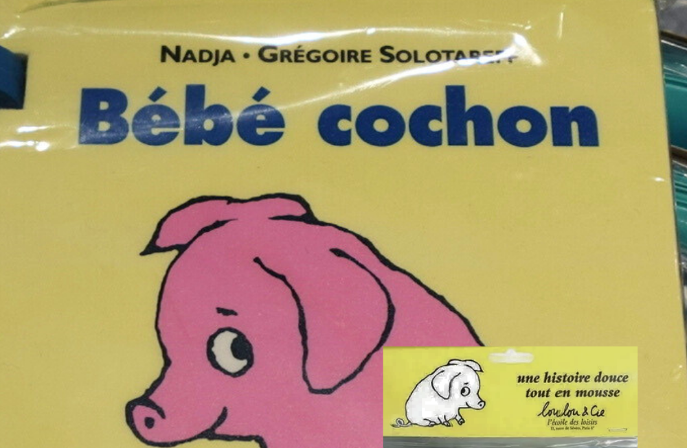 Un livre en mousse emballé dans du plastique