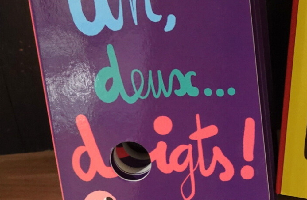 Un livre avec un trou et deux vers de terre