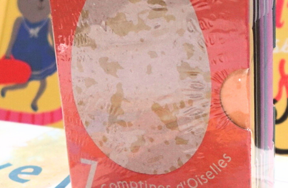 Un coffret rouge avec un oeuf